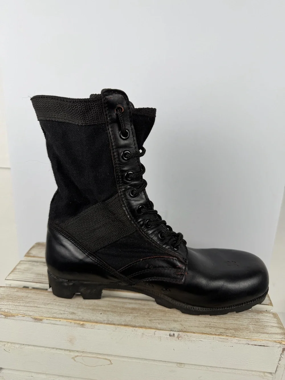 Black military jungle boots made of leather and nylon size 9M